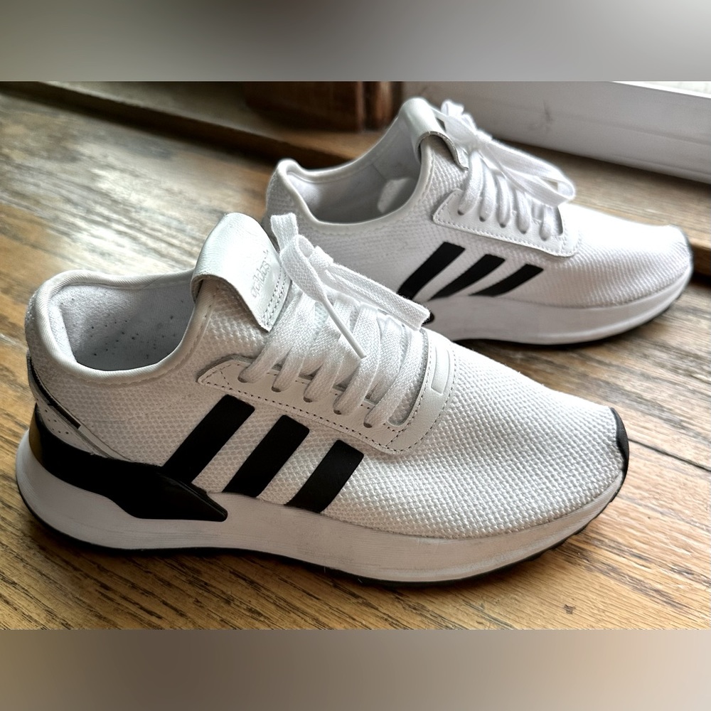 Adidas Boys 6/Women’s 8 Shoes